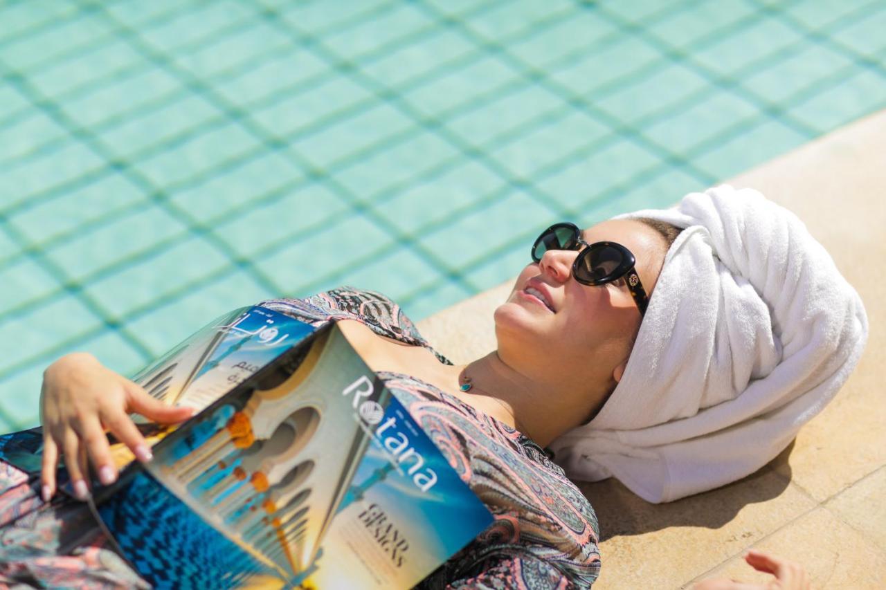 Gefinor Rotana - Beirut Hotel Buitenkant foto A woman sunbathing