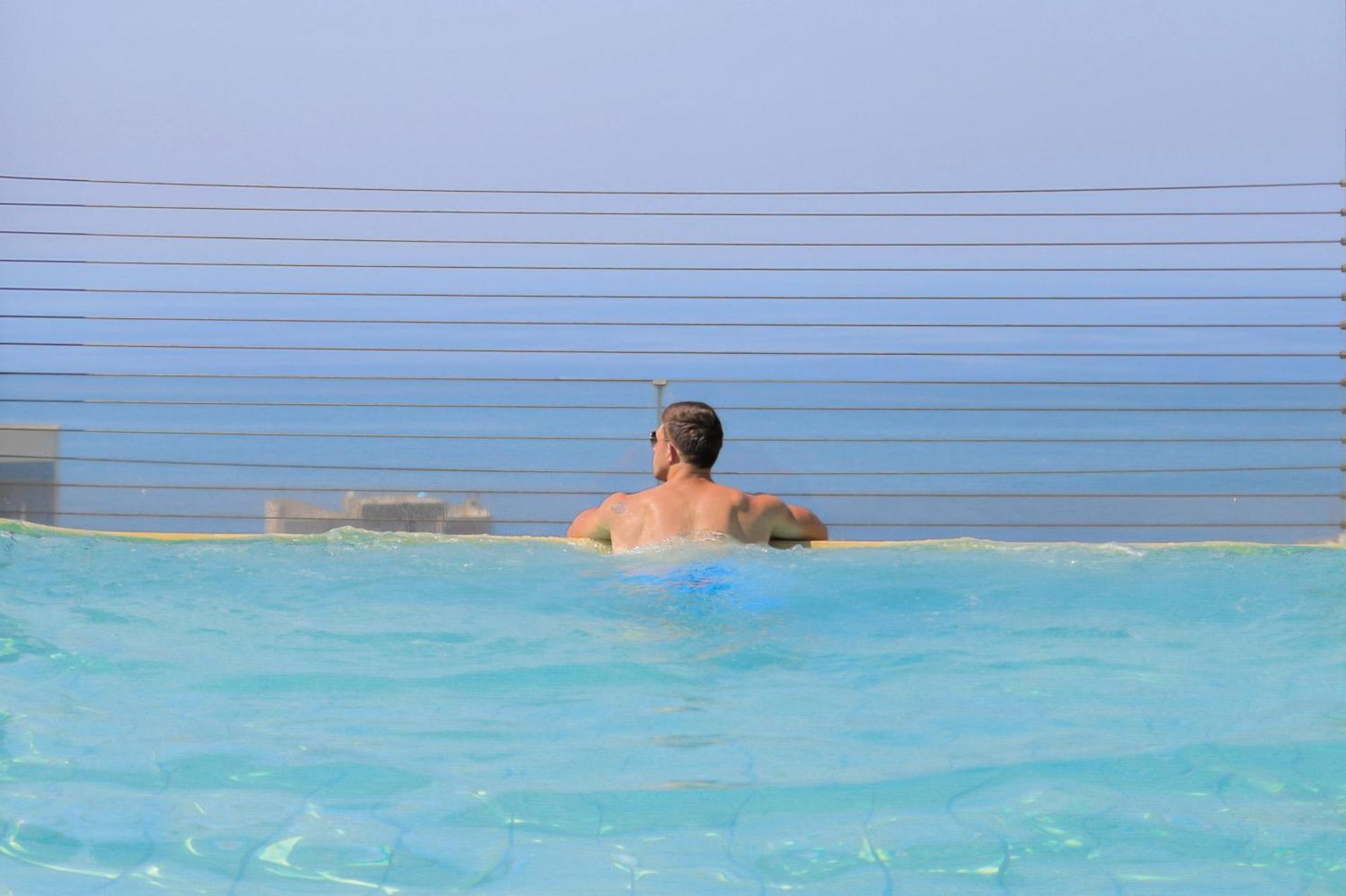 Gefinor Rotana - Beirut Hotel Buitenkant foto Swimming pool at the Dead Sea