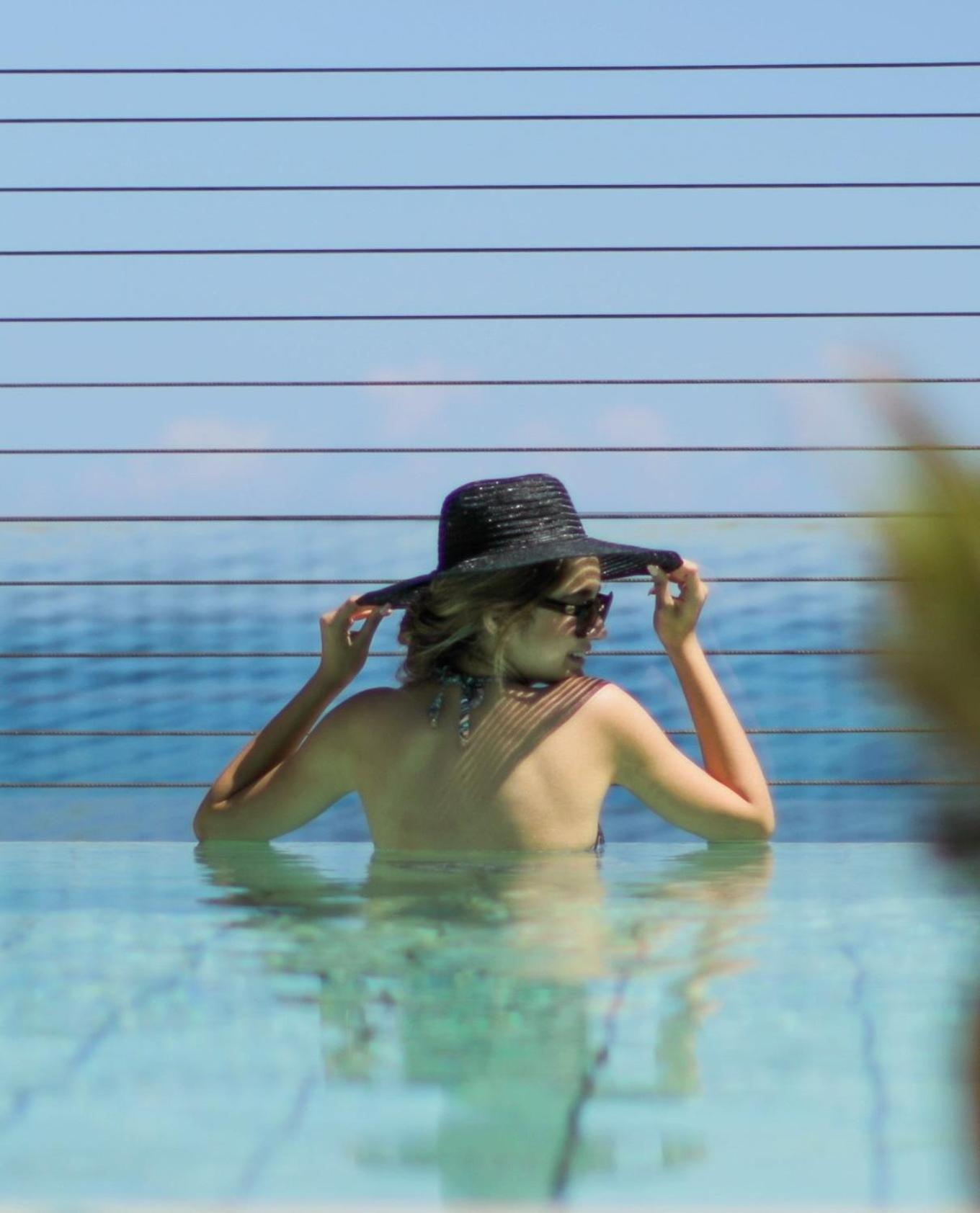 Gefinor Rotana - Beirut Hotel Buitenkant foto A woman wearing a sun hat