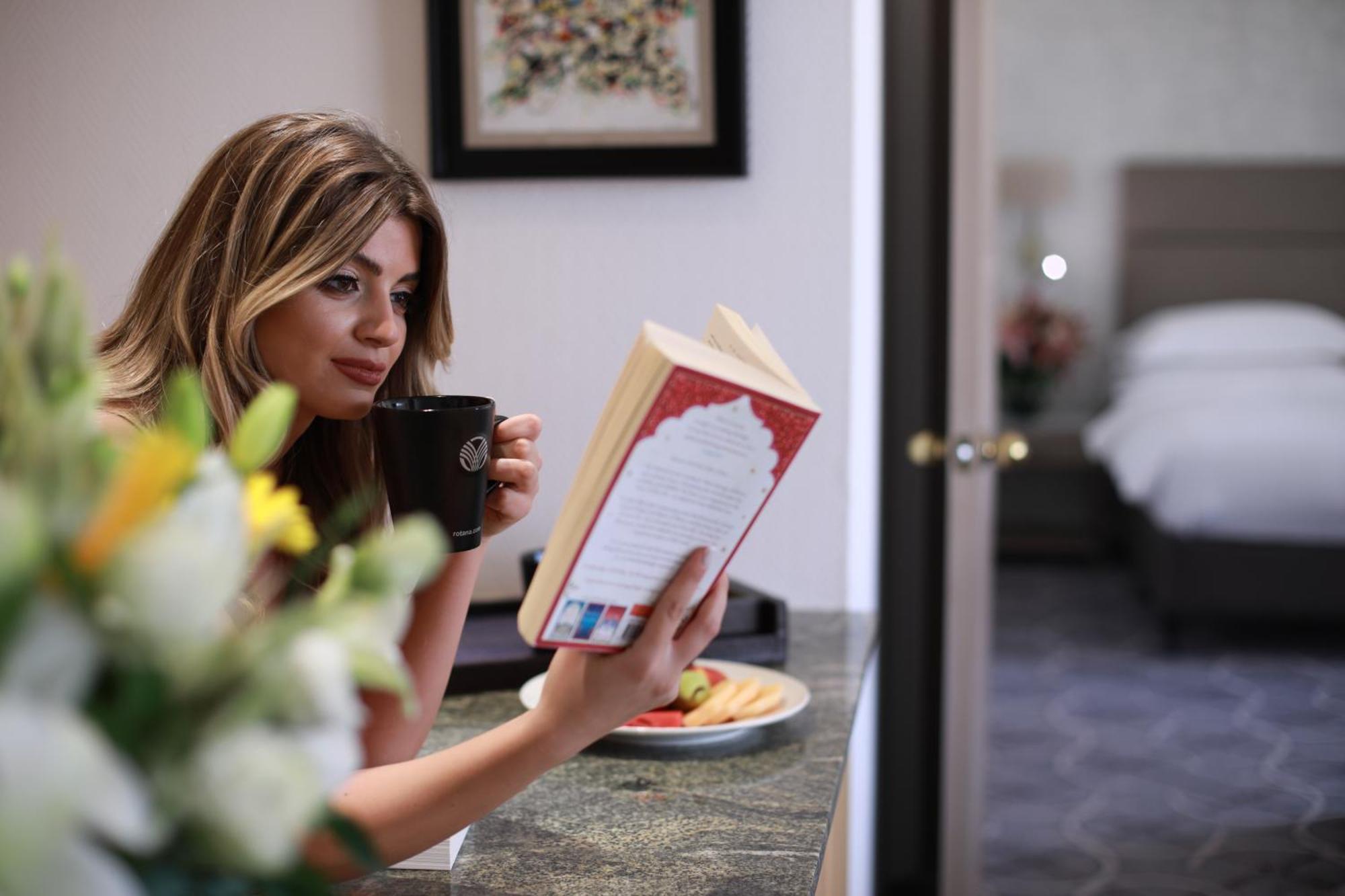 Gefinor Rotana - Beirut Hotel Buitenkant foto A woman reading a book