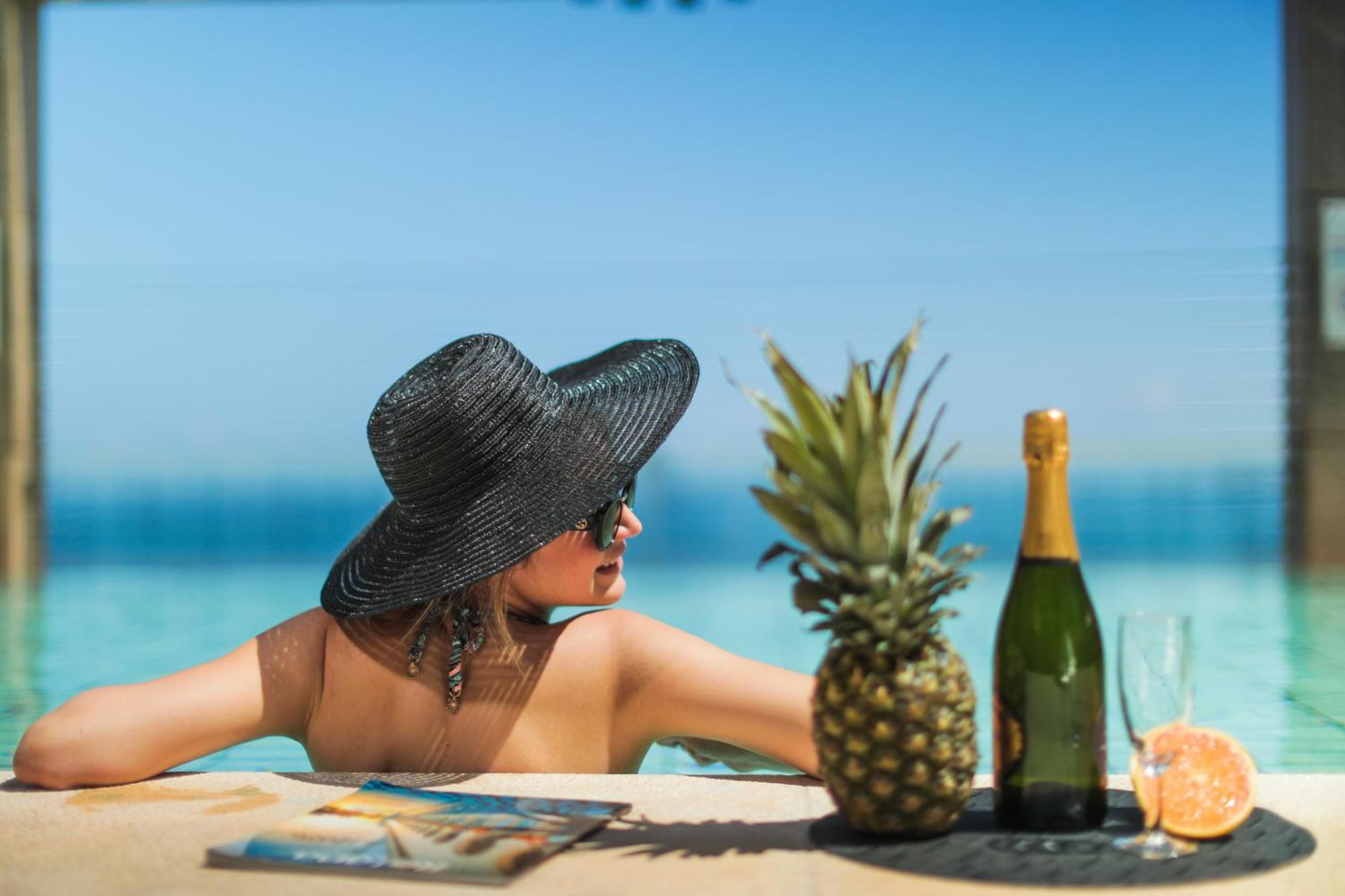 Gefinor Rotana - Beirut Hotel Buitenkant foto A woman sunbathing