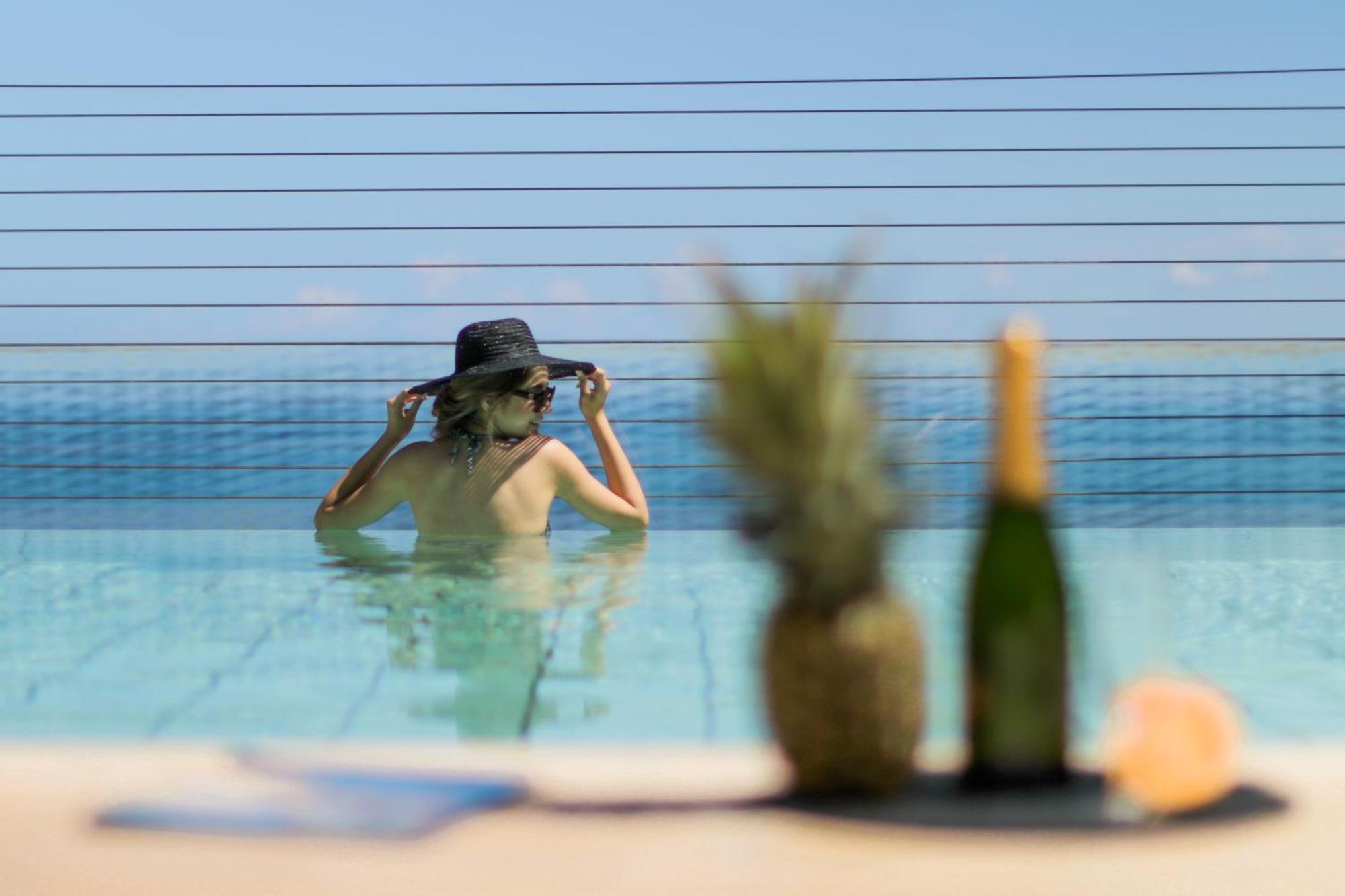 Gefinor Rotana - Beirut Hotel Buitenkant foto A woman in a swimming pool