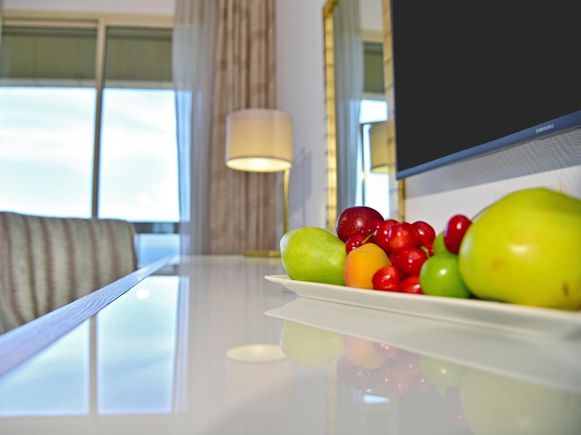 Gefinor Rotana - Beirut Hotel Buitenkant foto A fruit plate