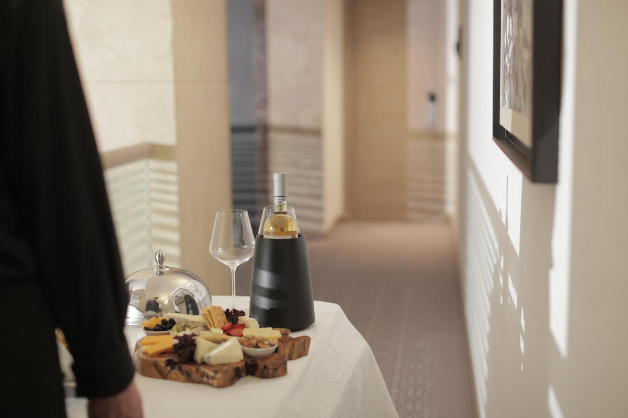 Gefinor Rotana - Beirut Hotel Buitenkant foto A room service tray
