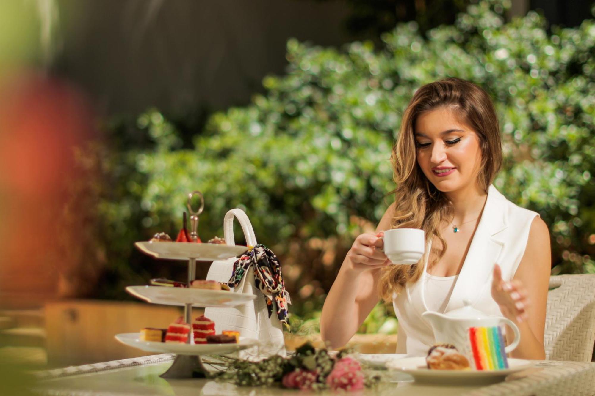 Gefinor Rotana - Beirut Hotel Buitenkant foto A woman drinking tea