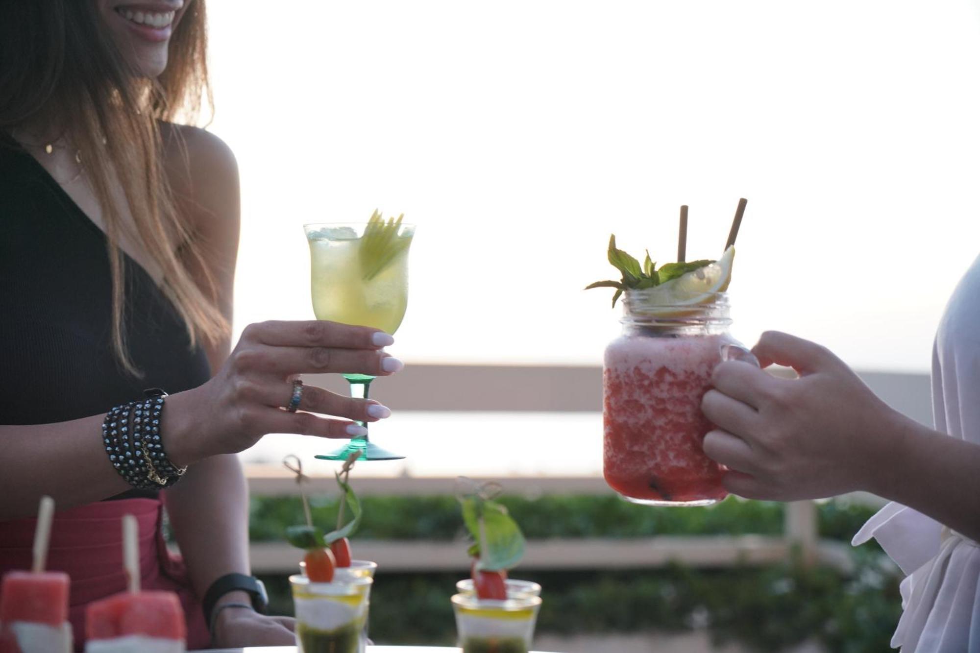 Gefinor Rotana - Beirut Hotel Buitenkant foto Two people holding cocktails