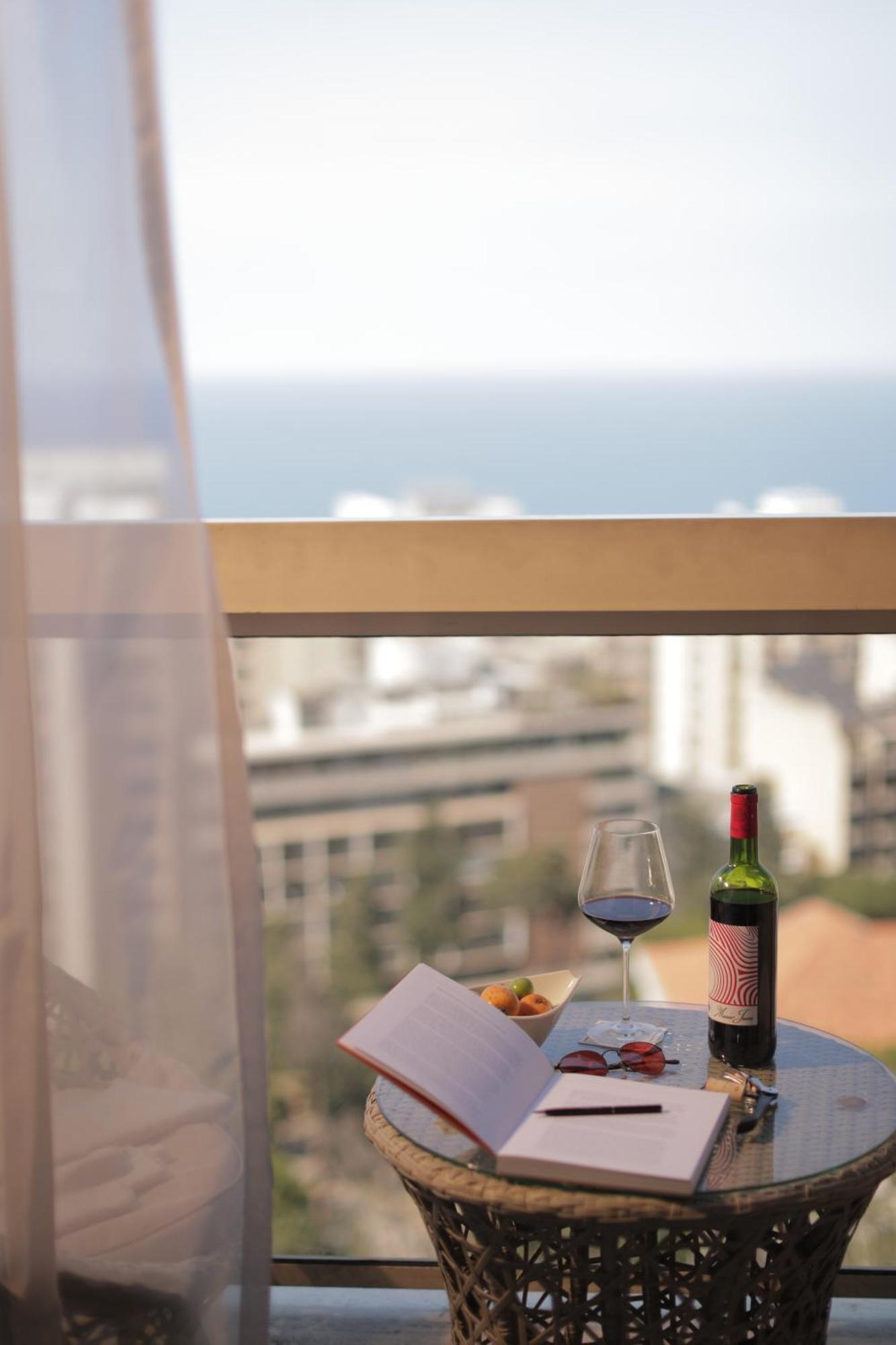 Gefinor Rotana - Beirut Hotel Buitenkant foto A wine bottle and glass
