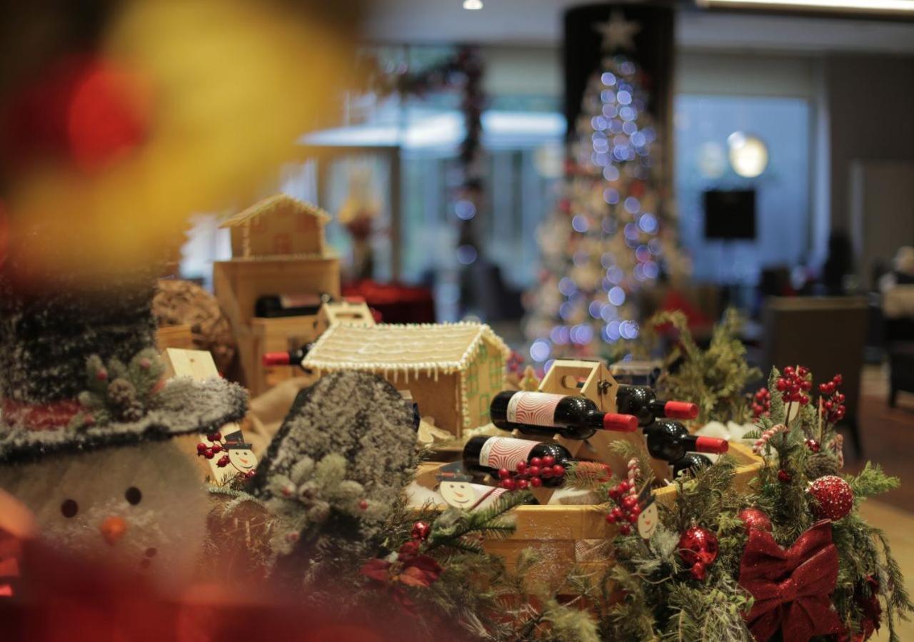 Gefinor Rotana - Beirut Hotel Buitenkant foto A Christmas display at the hotel