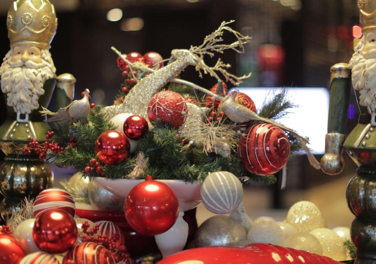 Gefinor Rotana - Beirut Hotel Buitenkant foto Christmas ornaments