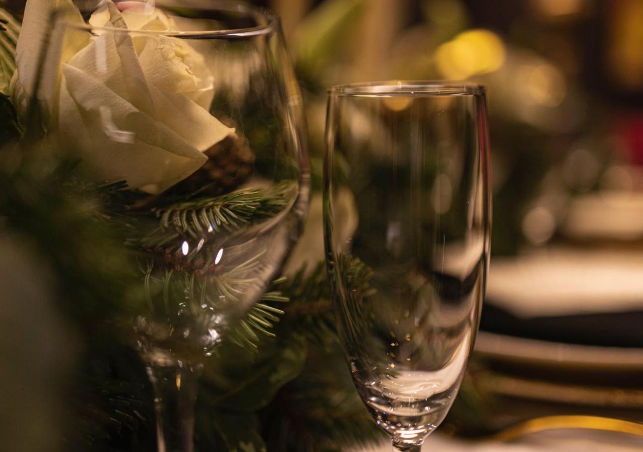 Gefinor Rotana - Beirut Hotel Buitenkant foto Champagne flutes