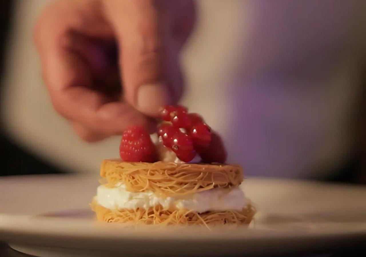 Gefinor Rotana - Beirut Hotel Buitenkant foto A pastry chef finishing a dessert