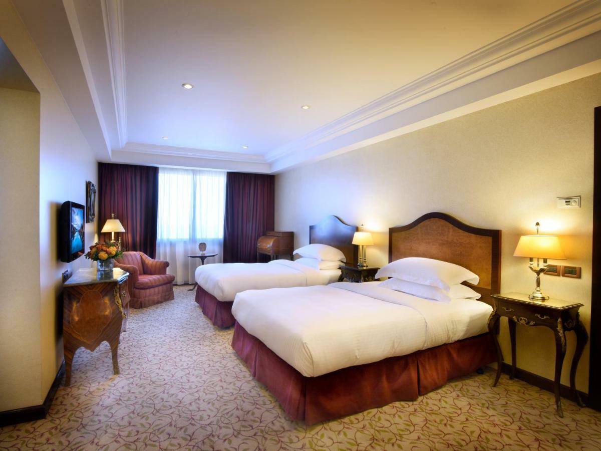 Gefinor Rotana - Beirut Hotel Buitenkant foto A room at the hotel