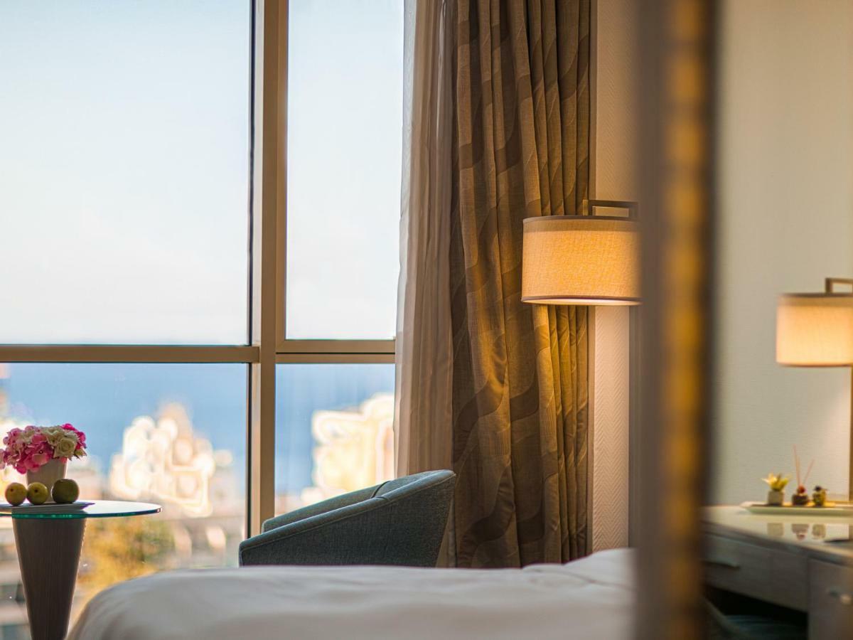 Gefinor Rotana - Beirut Hotel Buitenkant foto A guest room at the hotel
