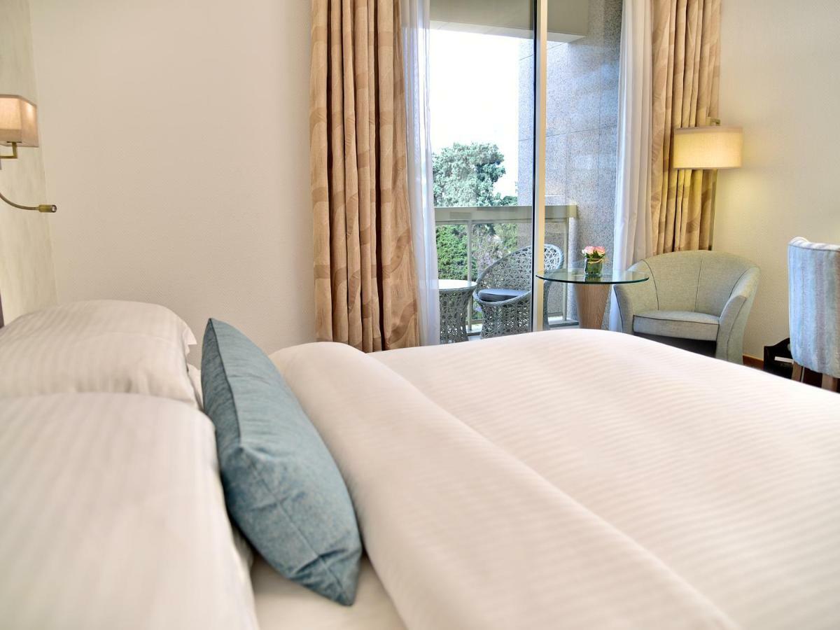 Gefinor Rotana - Beirut Hotel Buitenkant foto A room at the hotel