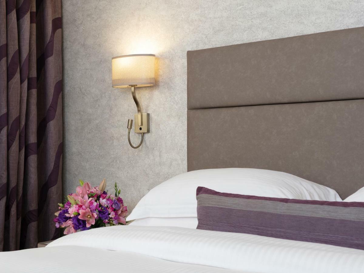 Gefinor Rotana - Beirut Hotel Buitenkant foto A wall light