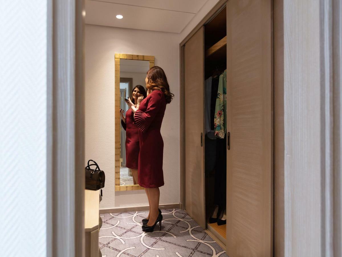 Gefinor Rotana - Beirut Hotel Buitenkant foto A woman in a hotel room