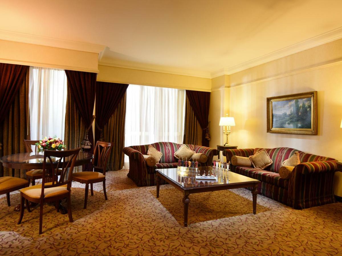 Gefinor Rotana - Beirut Hotel Buitenkant foto A suite at the Grand Hotel