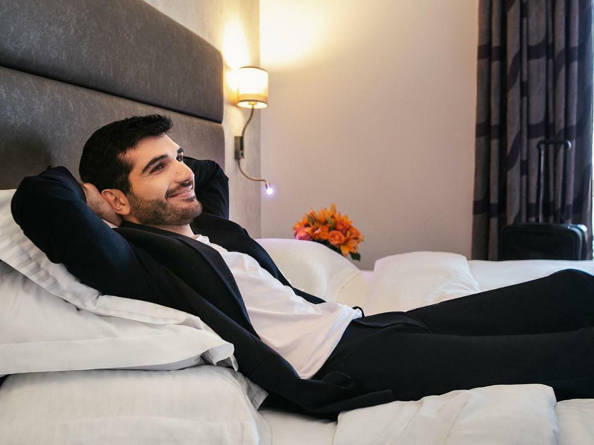Gefinor Rotana - Beirut Hotel Buitenkant foto A man relaxing on a massage chair