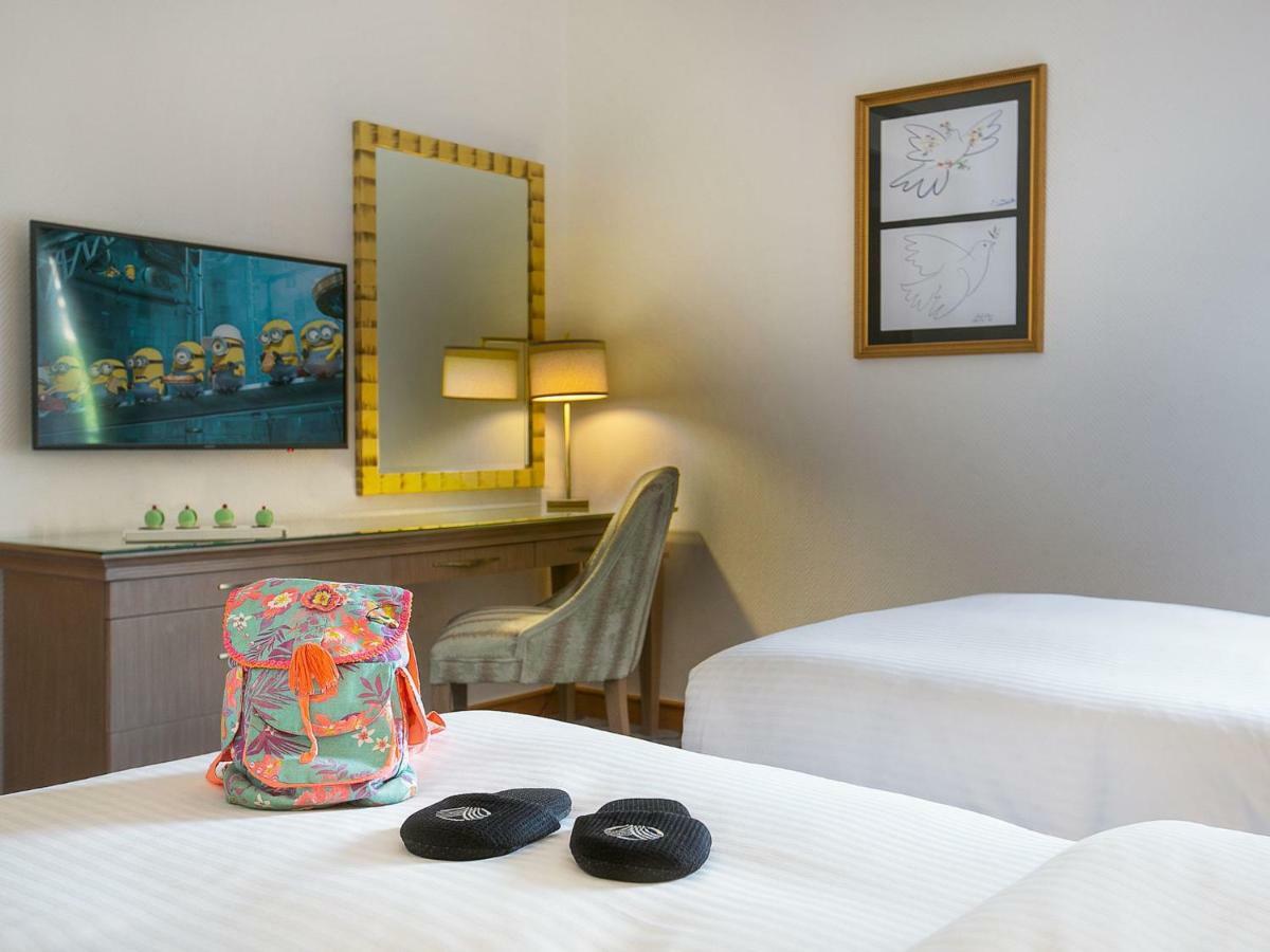 Gefinor Rotana - Beirut Hotel Buitenkant foto A guest room at the hotel